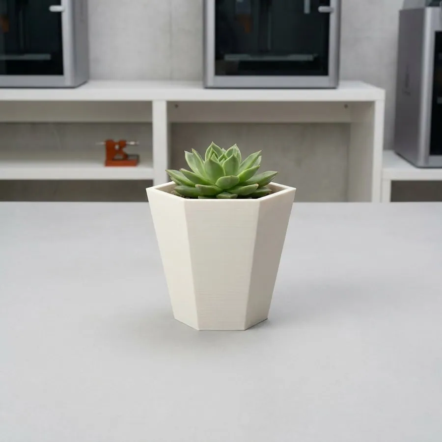 Maceta de paredes rectas. Con plato integrado, no gotea sobre el mueble. Para suculentas y cactus.